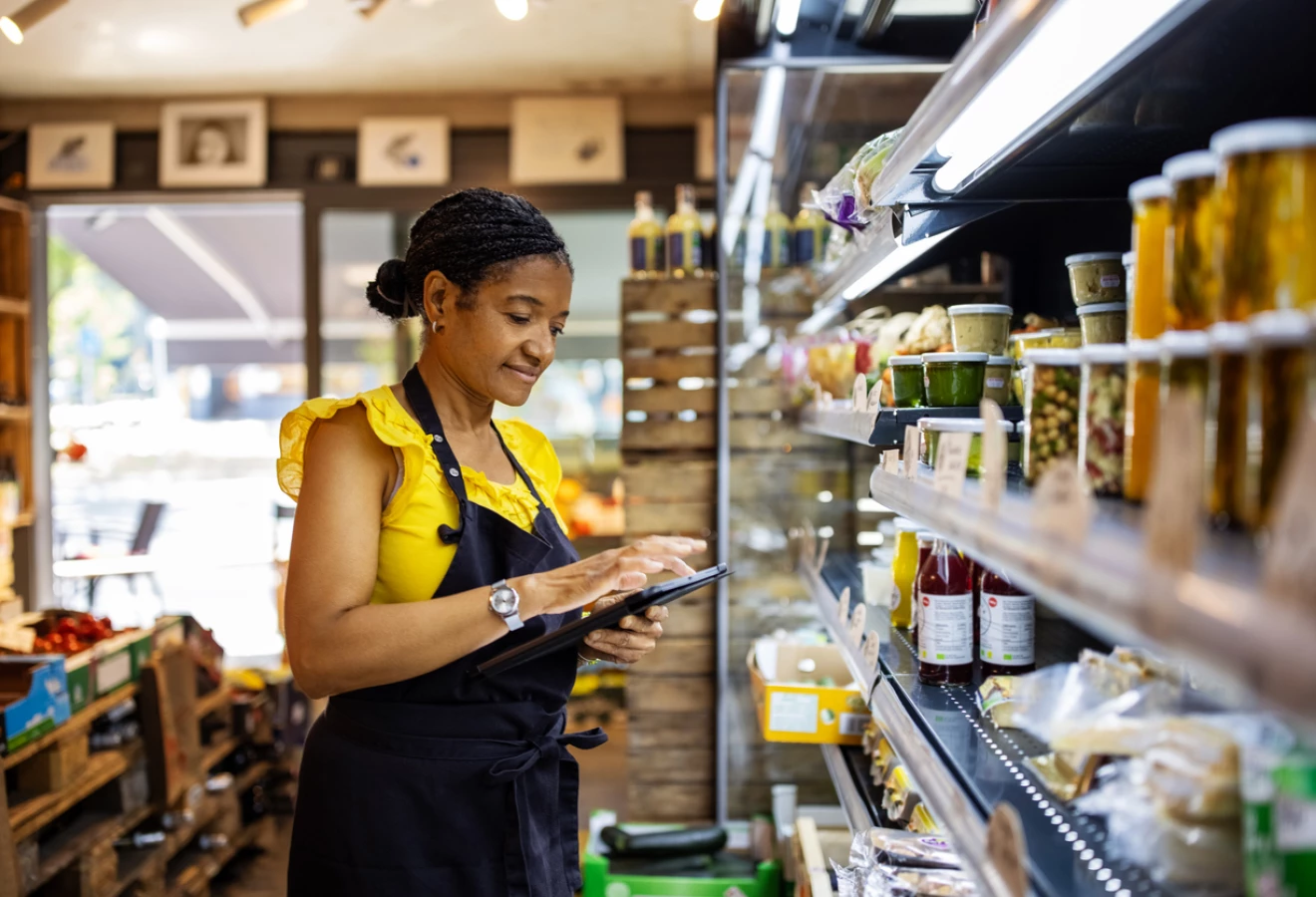 Femme faisant l'inventaire d'une épicerie