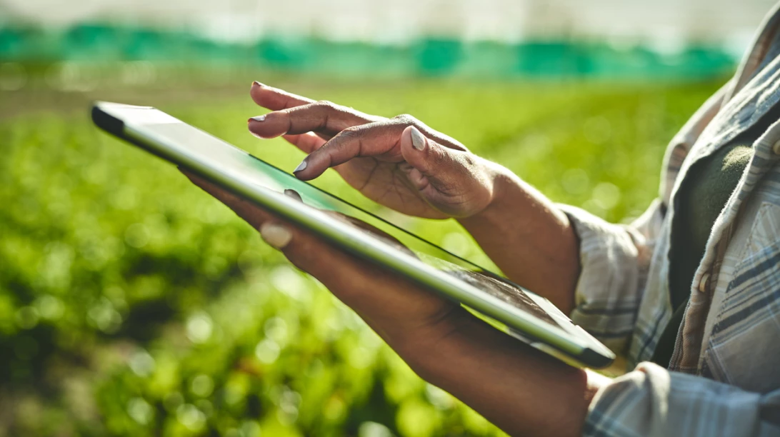Agricultrice utilisant une tablette