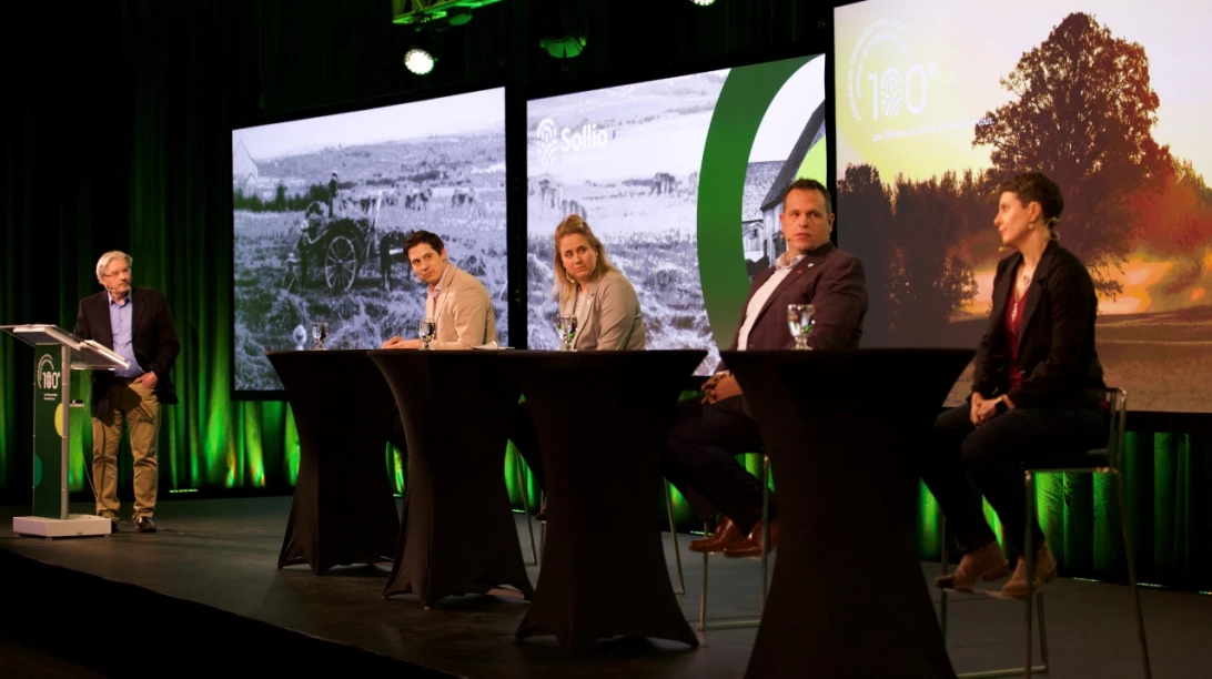 Le panel était animé par le journaliste Nicolas Mesly. Y participait également Julie Bissonnette, copropriétaire de la Ferme Olivier Fleury (membre d'Agiska Coopérative), et présidente de la Fédération de la relève agricole du Québec, et Jean-Philippe Côté, propriétaire de la Ferme Malaco, à Magog, membre de VIVACO groupe coopératif, et administrateur chez Sollio Groupe Coopératif