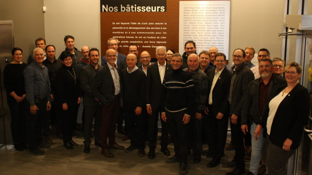 La direction d’Avantis Coopérative, des membres du conseil d’administration, de nombreux employés et des bâtisseurs de la coopérative