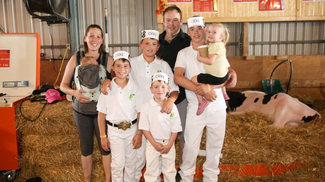 Bal en blanc : les garçons ont convaincu leurs parents de participer à une première expo en six ans. À la clé : du plaisir et une 2e position pour la Bannière d’éleveur-exposant!