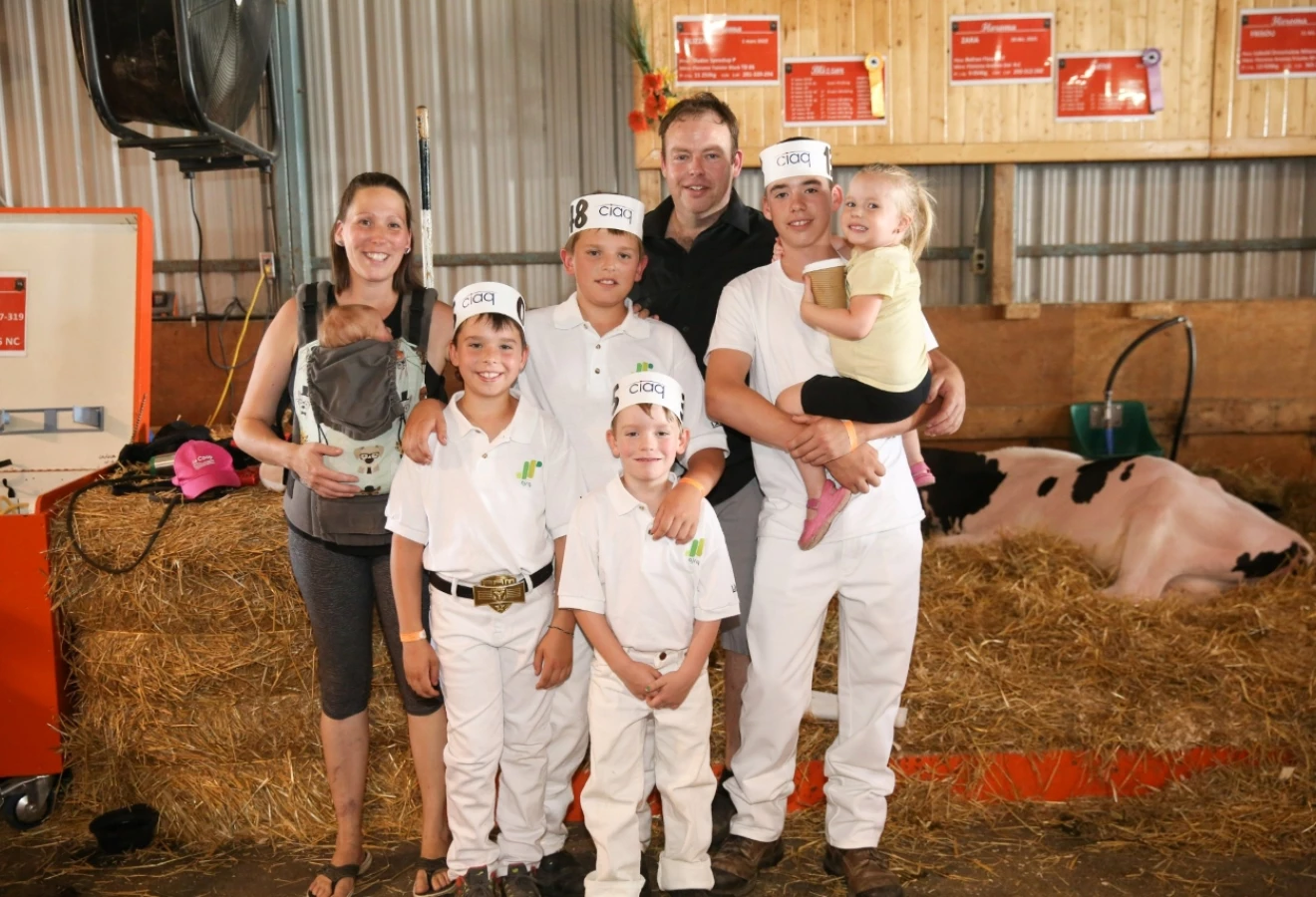 Bal en blanc : les garçons ont convaincu leurs parents de participer à une première expo en six ans. À la clé : du plaisir et une 2e position pour la Bannière d’éleveur-exposant!
