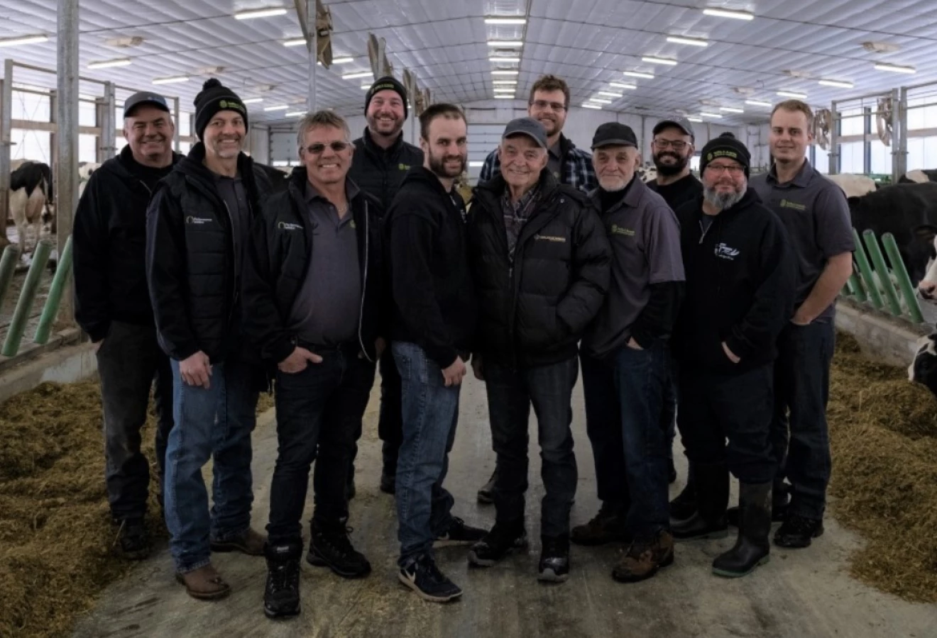 De gauche à droite : Éric Champagne; Fred et Jean‑Pierre Martineau; Jean‑Nicolas Guérard (expert-conseil chez Avantis Coopérative); Mathieu et Boniface Champagne; Jérémy Martineau; Michel, Vincent, Steve et Alexis Champagne.