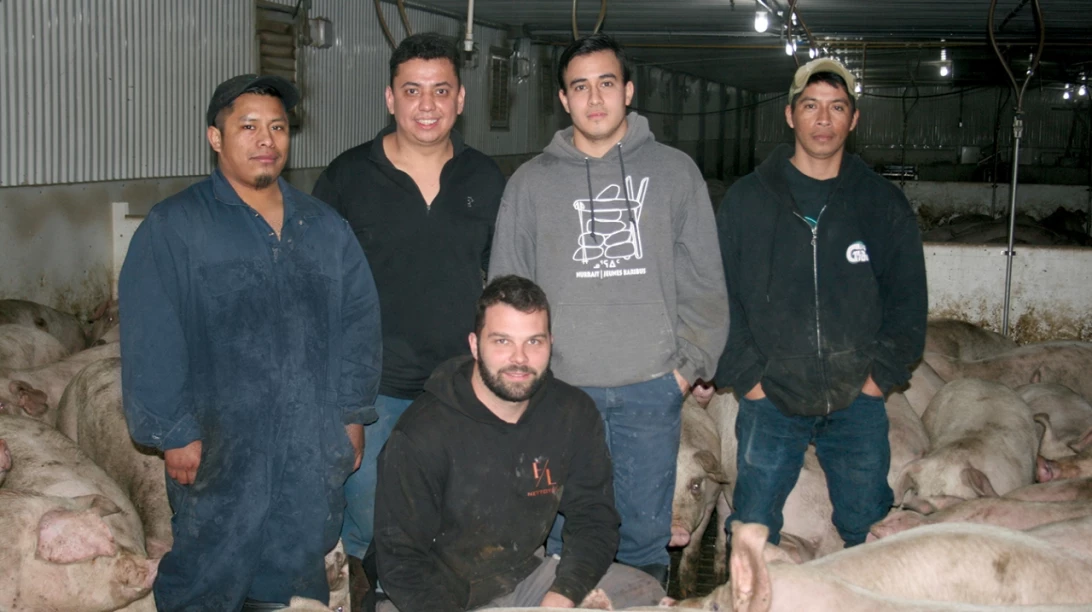 Fanki Anibal Calli Ajsivinac (production animale), Osman Fernando Andrade Gody (mécanique), José Ronaldo Ortiz Urrutia (train), Carlos Alavarez Rodoffo Garcia (train) représentent la pierre d’assise des Fermes DMS. Si certains sont très habiles avec les animaux, d’autres se distinguent avec leur sens des réparations. Tous sont indispensables aux yeux du patron Steven Fontaine (à genoux). 