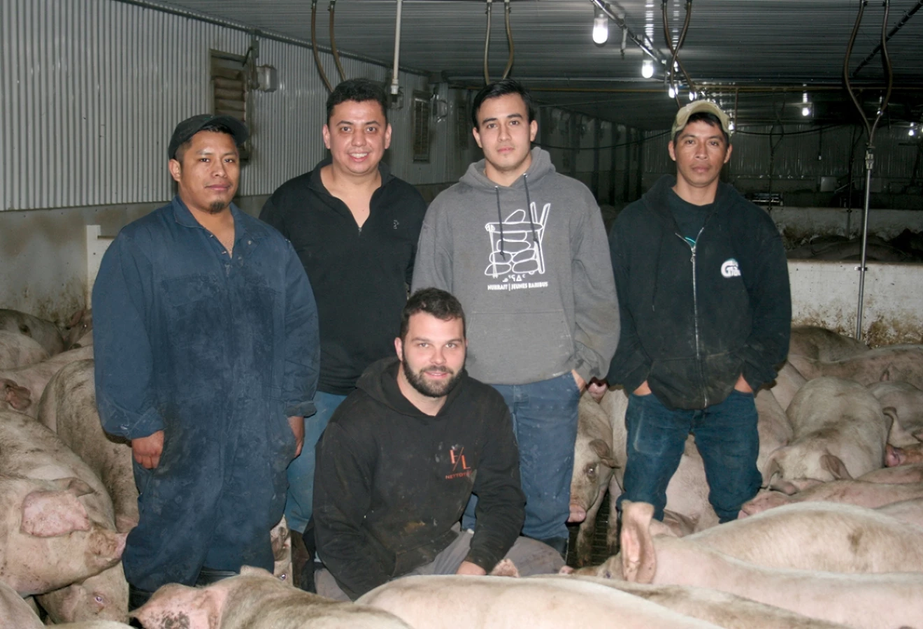 Fanki Anibal Calli Ajsivinac (production animale), Osman Fernando Andrade Gody (mécanique), José Ronaldo Ortiz Urrutia (train), Carlos Alavarez Rodoffo Garcia (train) représentent la pierre d’assise des Fermes DMS. Si certains sont très habiles avec les animaux, d’autres se distinguent avec leur sens des réparations. Tous sont indispensables aux yeux du patron Steven Fontaine (à genoux). 