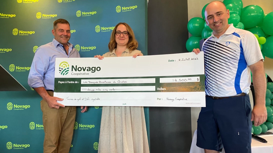Jean-Nil Laganière, président Novago Coopérative, Véronique Beaulieu-Fowler, Directrice développement philanthropique Les Banques Alimentaires du Québec et Dany Côté, Chef de la direction Novago Coopérative.