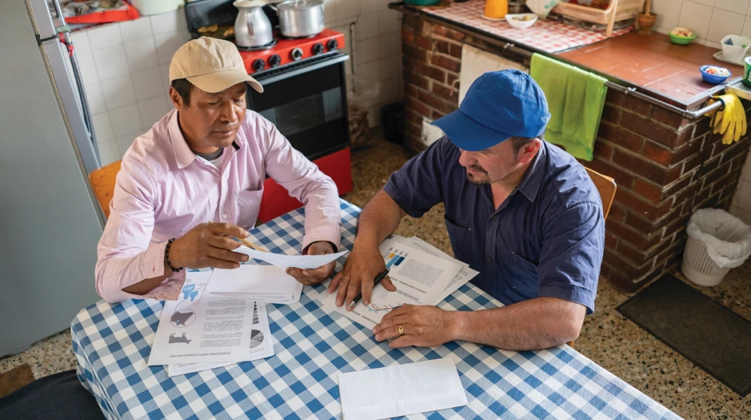 Deux hommes en pleine réunion