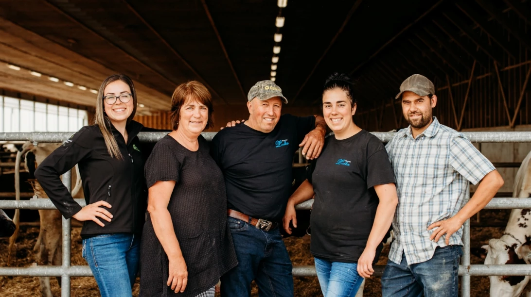 Les gestionnaires actuels de la Ferme Lorka. De gauche à droite : Justine Marquis, Carl Marquis, Lorraine Lemay, Catherine Marquis et son conjoint Alexandre Daigle.