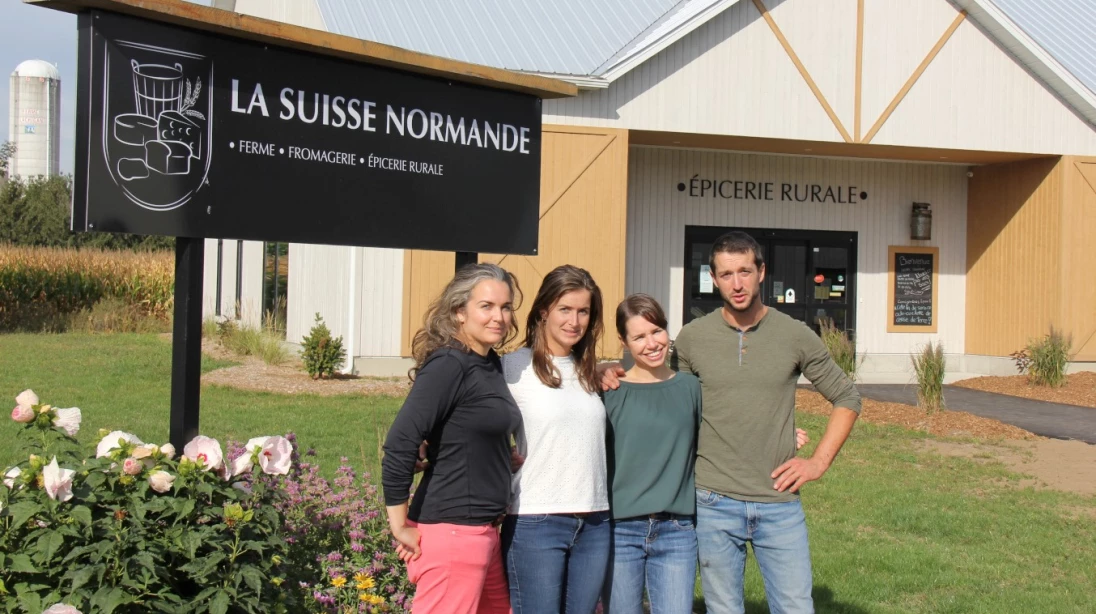 Fabienne Mathieu et trois membres de sa relève devant l'Épicerie rurale
