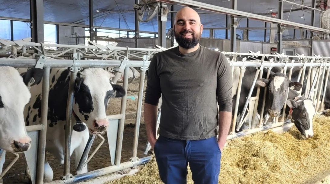 Photo de Félix Couture, de la Ferme Agricouture S.E.N.C., dans son étable.