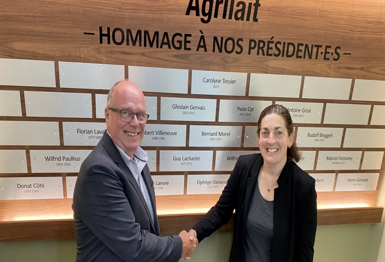 Jean Brodeur, directeur général d’Agrilait s.e.c., félicite Carolyne Tessier à la suite de son élection à la présidence du conseil d’administration.