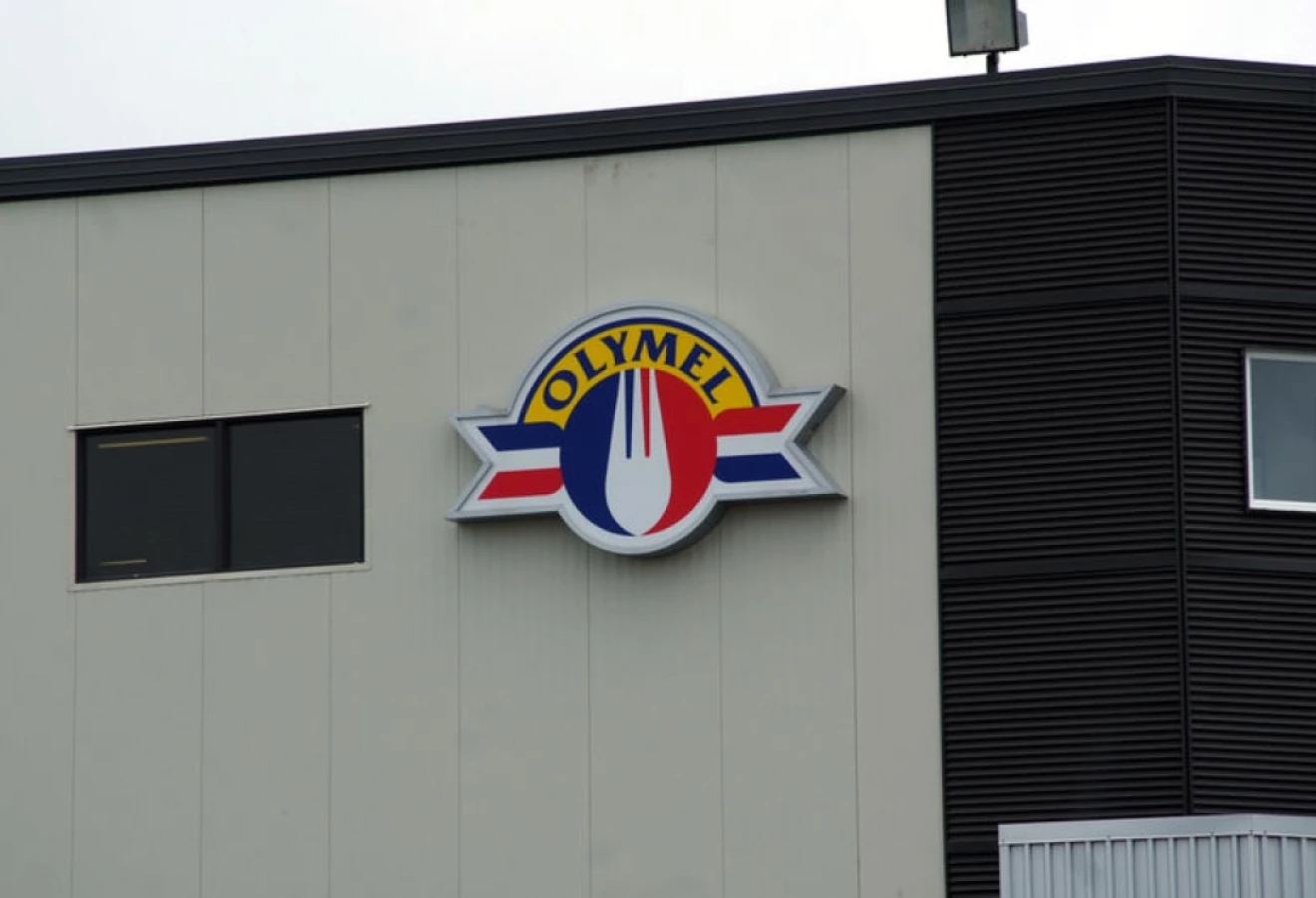 Logo d'Olymel sur une usine