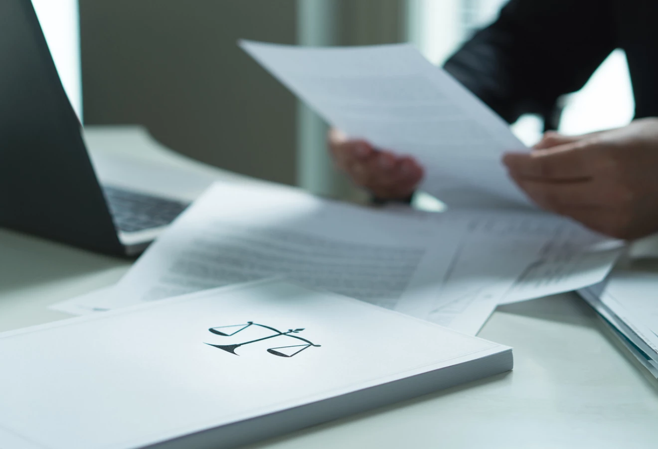 Homme tenant un contrat