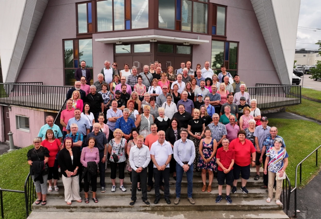 Un groupe de producteurs et productrices, élus et dirigeants