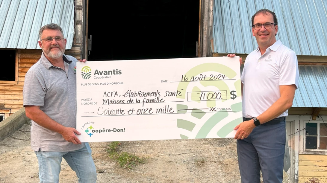 René Lapierre et Michel Delisle d'Avantis Coopérative avec le chèque