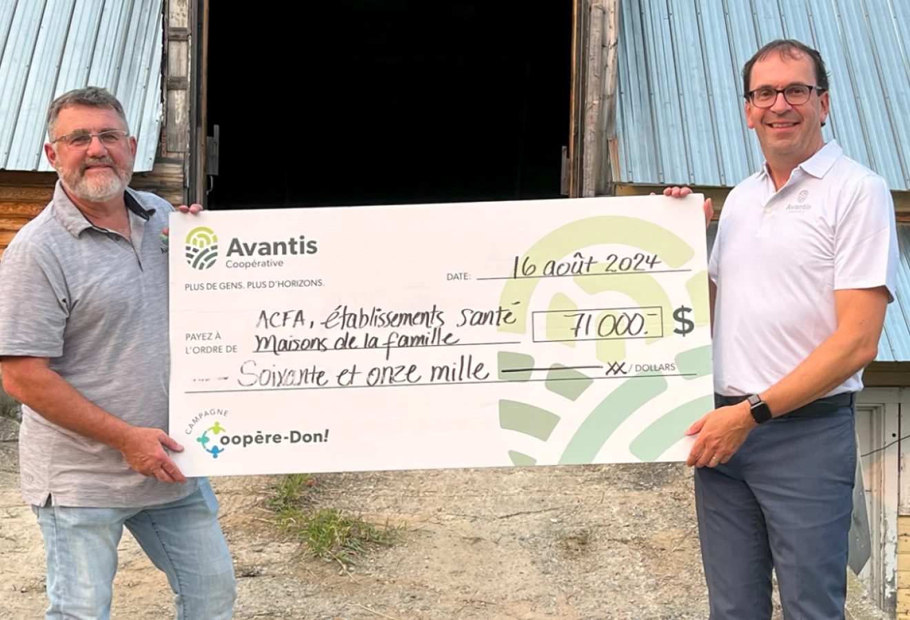 René Lapierre et Michel Delisle d'Avantis Coopérative avec le chèque