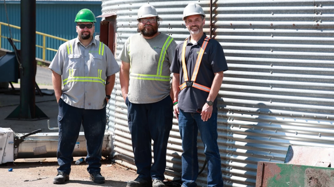François Aubé, directeur des opérations des centres de grains, Jonathan Demers, opérateur, Jonathan Viens, chef d’équipe, et Alain Trinque, opérateur (absent de la photo) les employés au centre de grains.