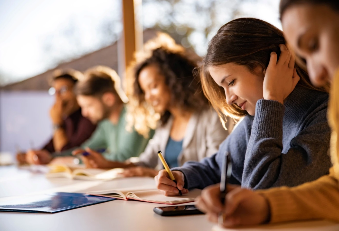Groupe de jeunes adultes suivant un cours