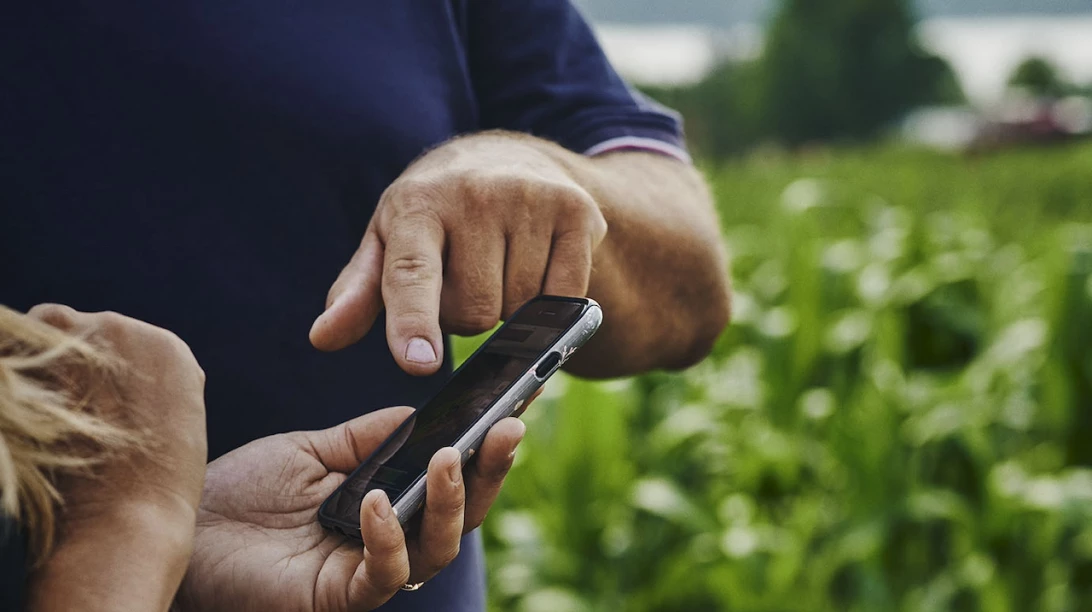 Mains tenant un cellulaire