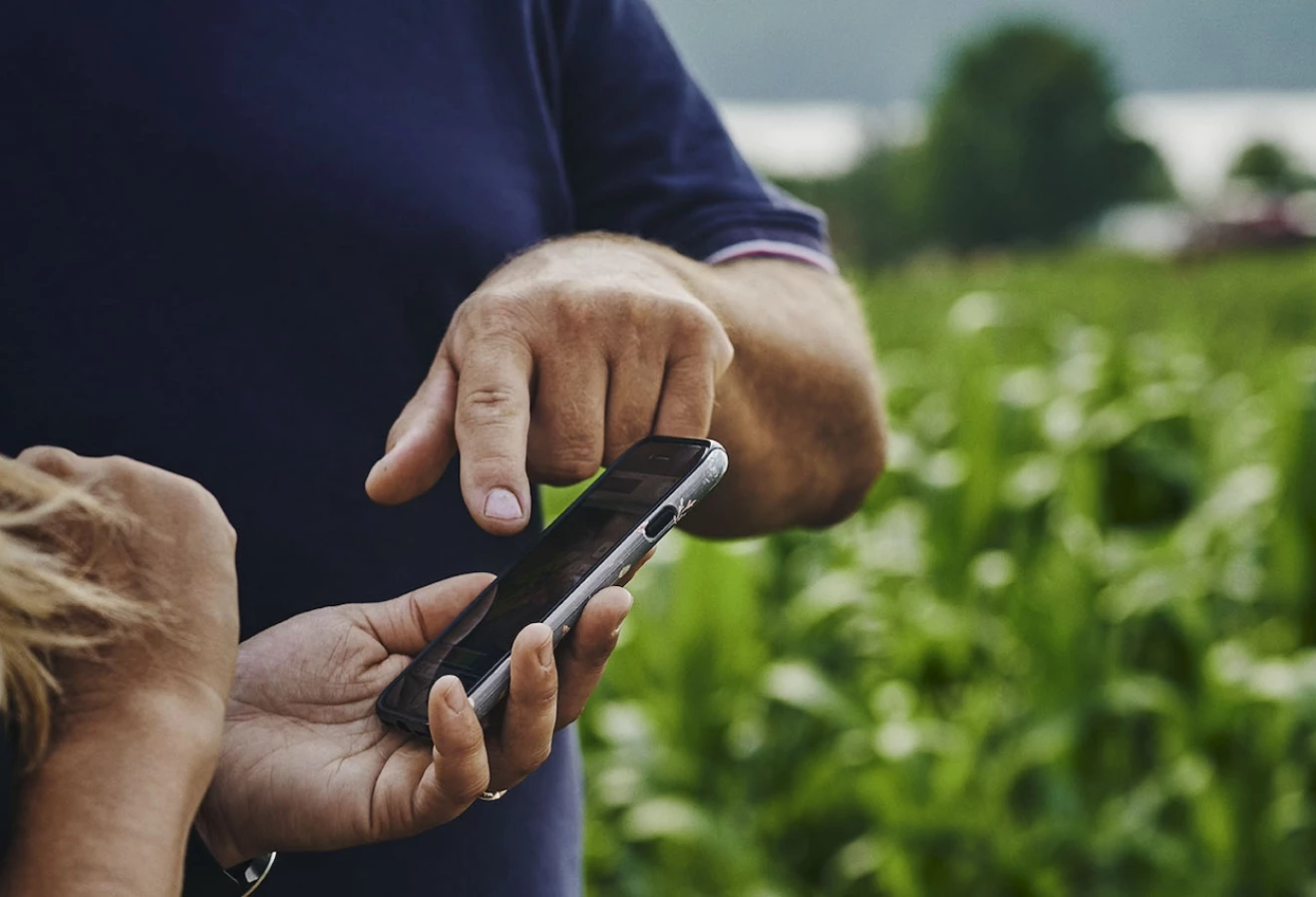 Mains tenant un cellulaire