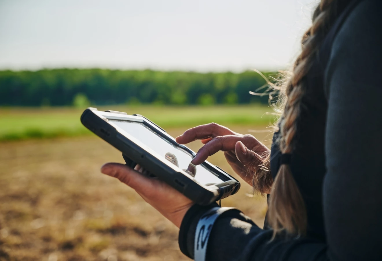 Agricultrice consultant une tablette