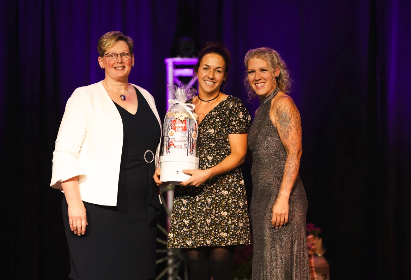 Sophie Gendron, administratrice chez Sollio Groupe Coopératif, Marie-Pier Nadeau de la ferme Caprijol, membre d'Avantis Coopérative et Valérie Fortier, présidente des Agricultrices du Québec