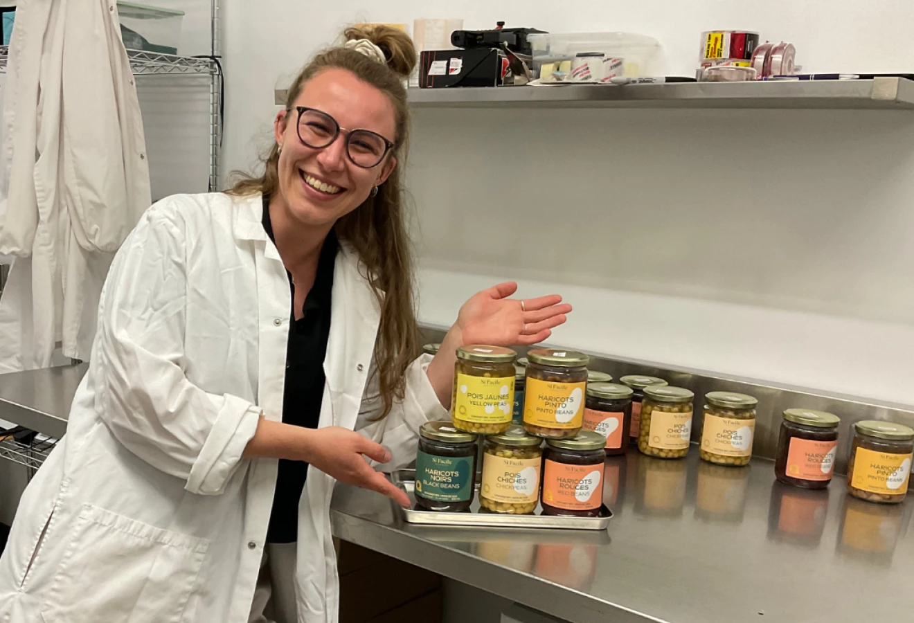 Gabrielle Daneau St-Aubin avec ses produits