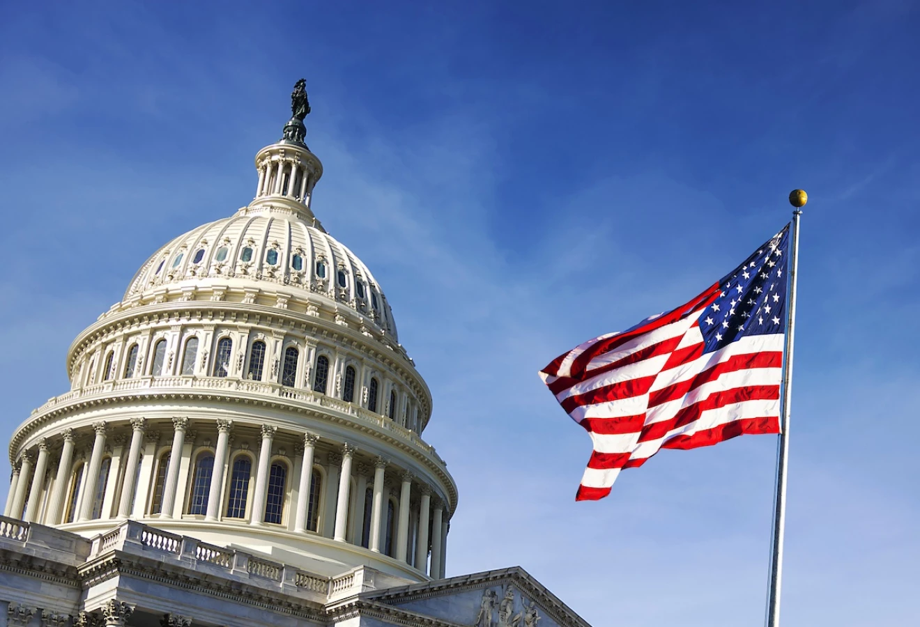 Capitole et drapeau des États-Unis