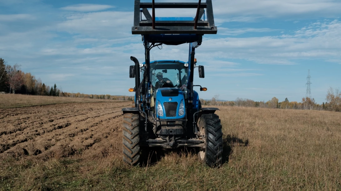 Tracteur New Holland dans un champ