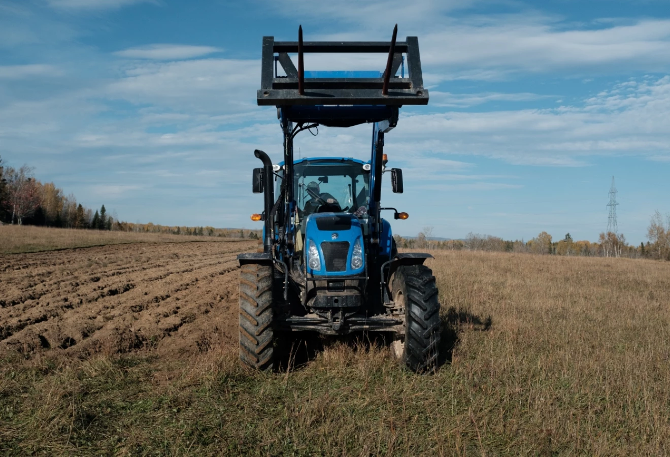 Tracteur New Holland dans un champ