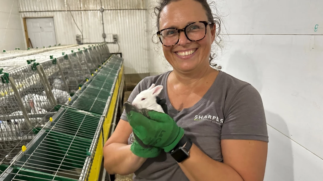 Cathy Fraser avec un lapin dans ses mains