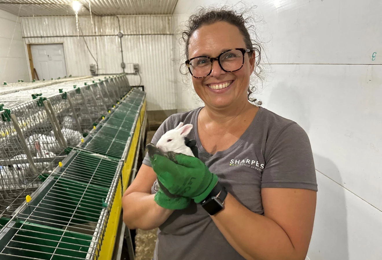 Cathy Fraser avec un lapin dans ses mains