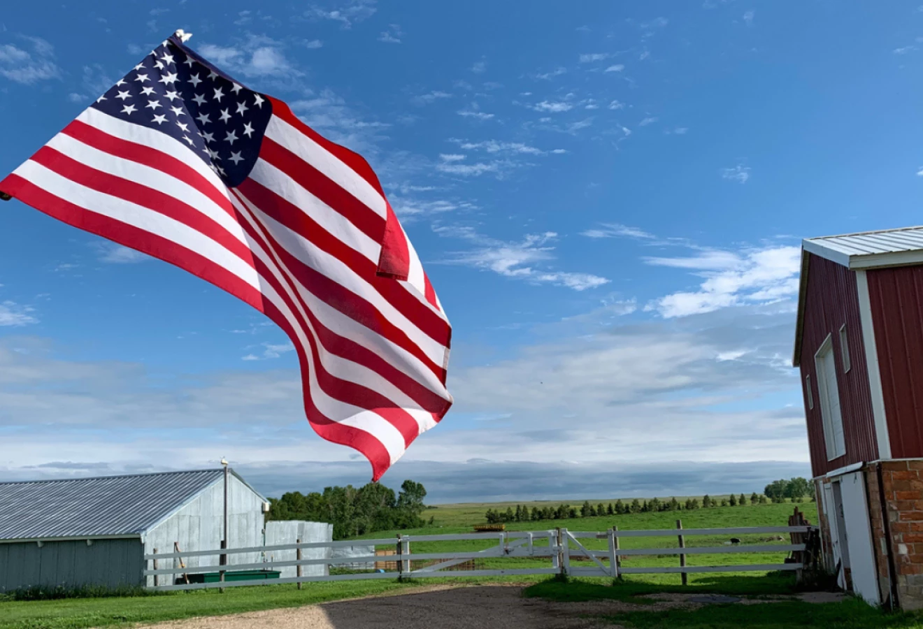 Drapeau américain devant une ferme