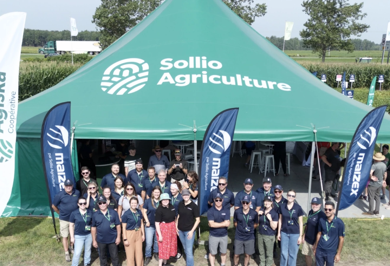 Les employés du réseau de Sollio Groupe Coopératif réunis devant le chapiteau de Sollio Agriculture