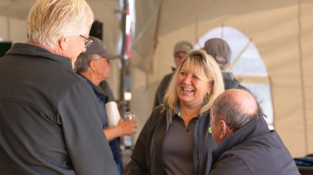 Nathalie Frenette en discussion sous un chapiteau
