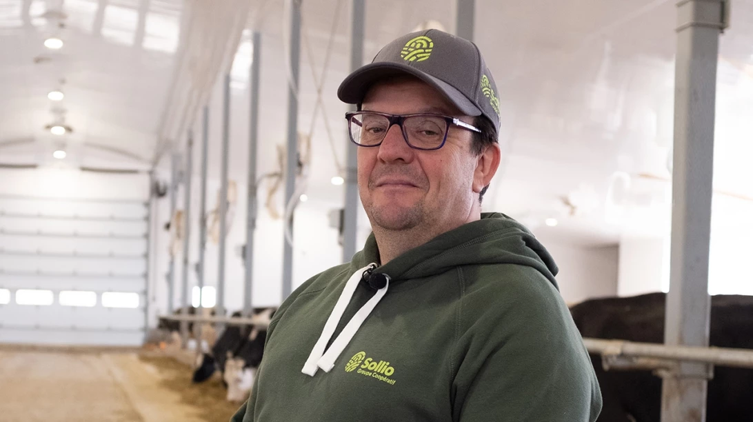 Richard Ferland devant des vaches laitières de sa ferme en Chaudière-Appalaches.