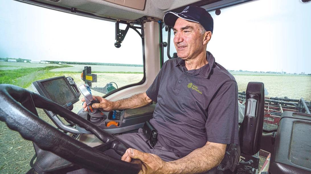 Guy Crépeau, président d’Agiska Coopérative, dans son tracteur