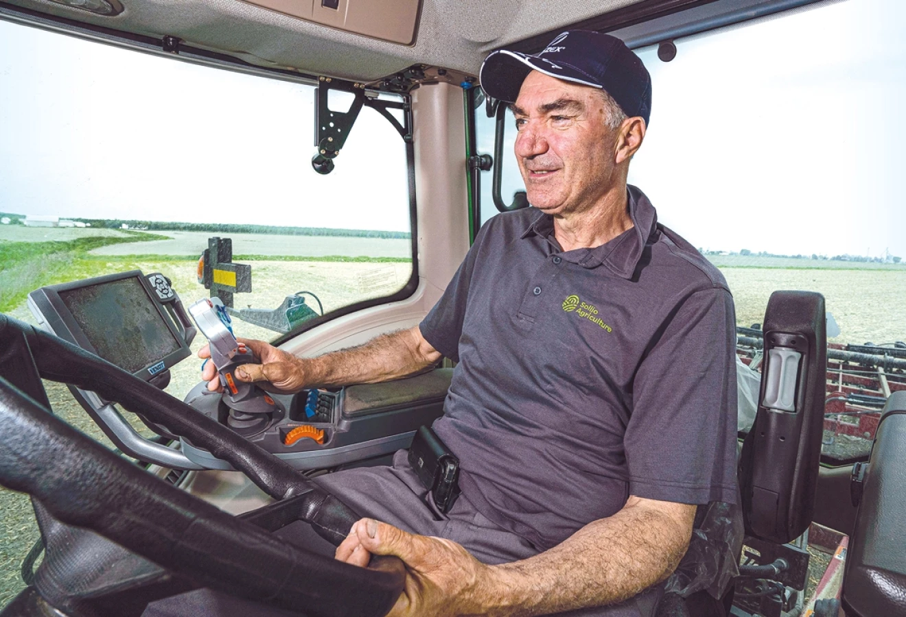 Guy Crépeau, président d’Agiska Coopérative, dans son tracteur