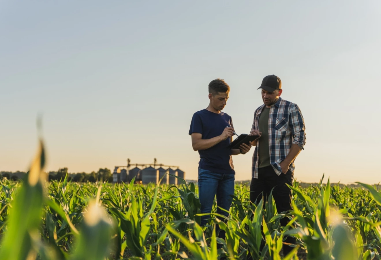 paysage-agricole-conversations-deux-personnes