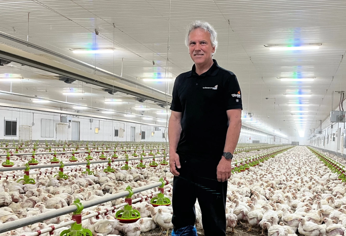 René Gélinas devant son élevage