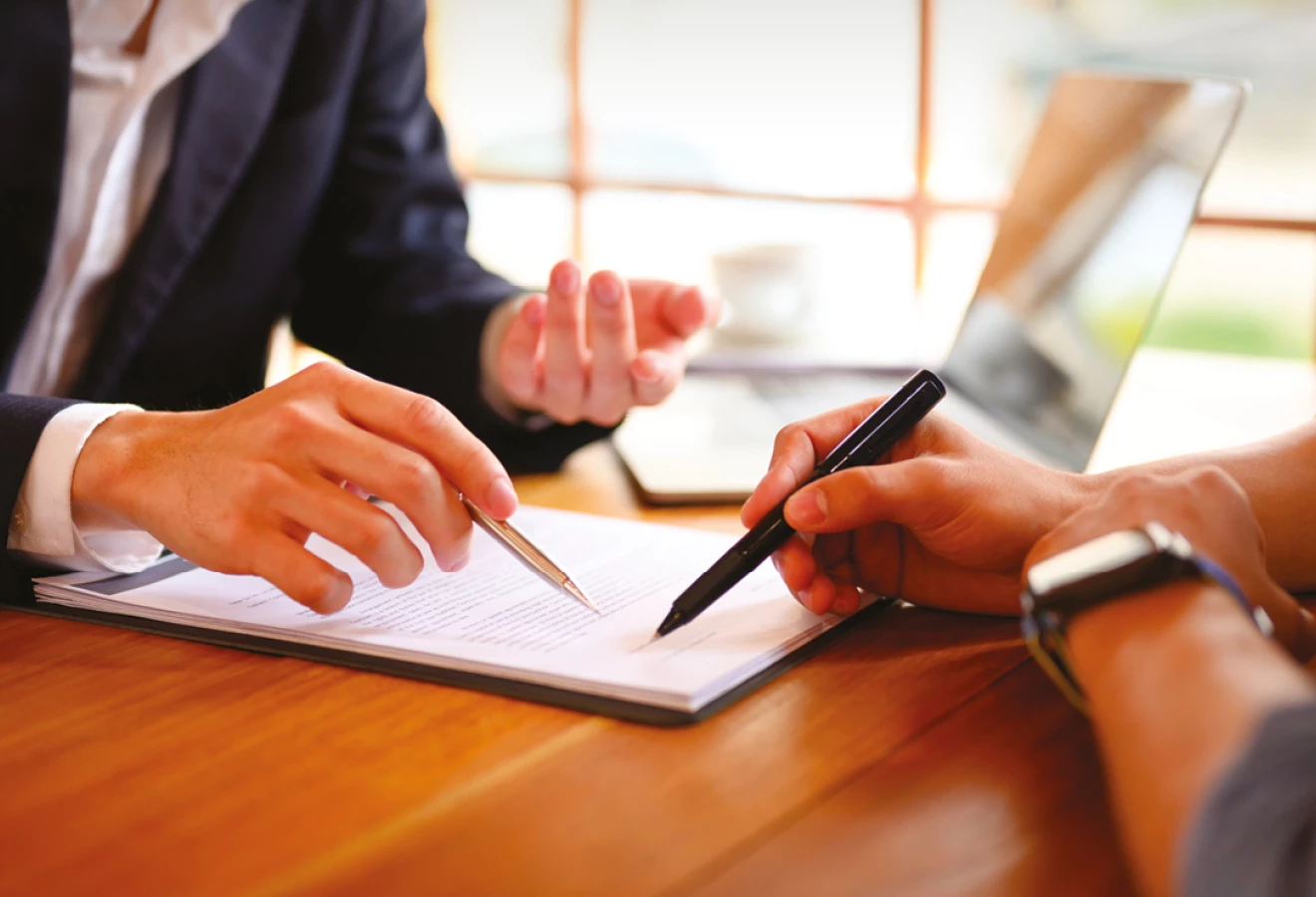 Deux personnes signant un contrat