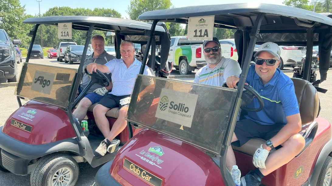 Des golfeurs dans leur voiturette