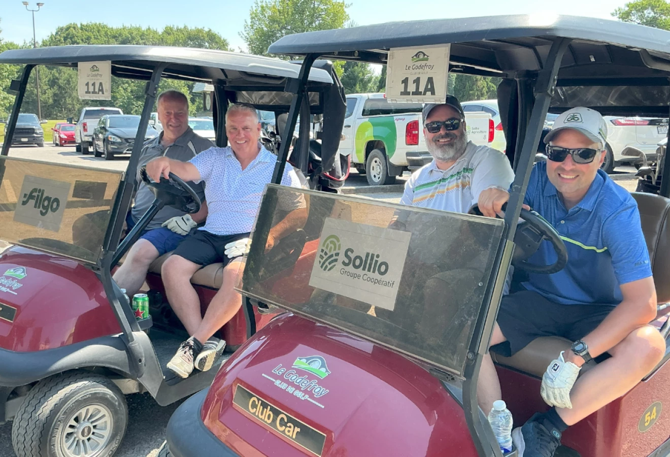 Des golfeurs dans leur voiturette
