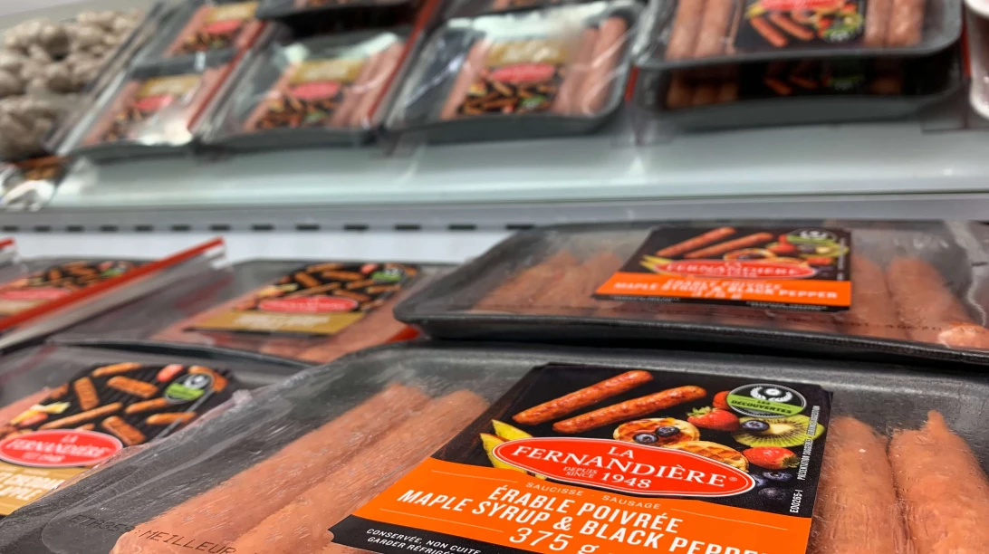 Étagère des saucisses à l'épicerie