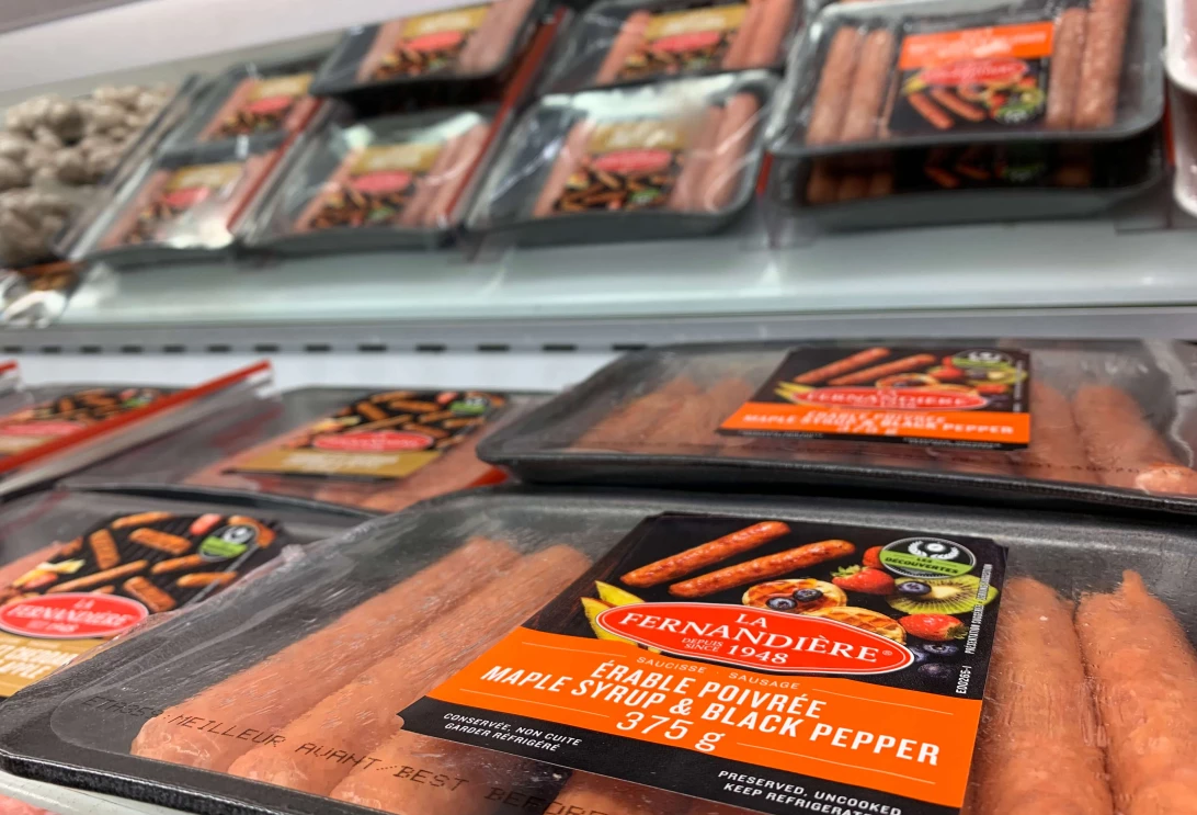 Étagère des saucisses à l'épicerie