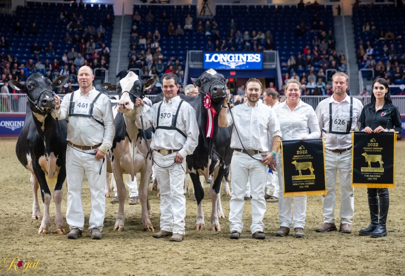 La vache Blondin Unstopabull Maple TB-88, élevée par le Ferme Blondin située à Saint-Placide, a été couronnée Championne Suprême de la RAWF 2022.
