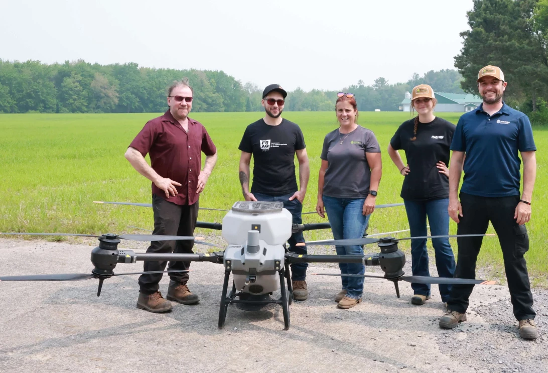 Agriculteurs, pilotes et stagiaire du drone de Novago Coopérative