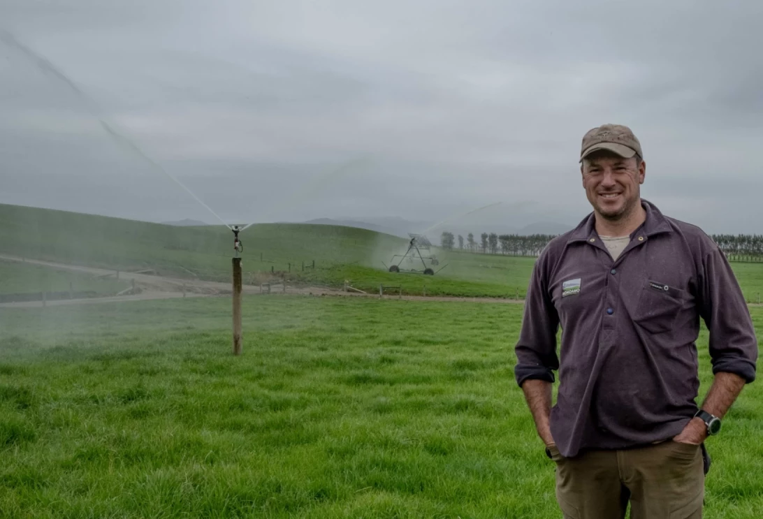 Matt Ross devant son système d'irrigation