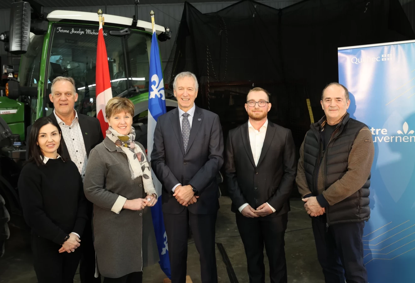 Ministre Lamontagne accompagné de l’UPA, d’élus et de producteurs.