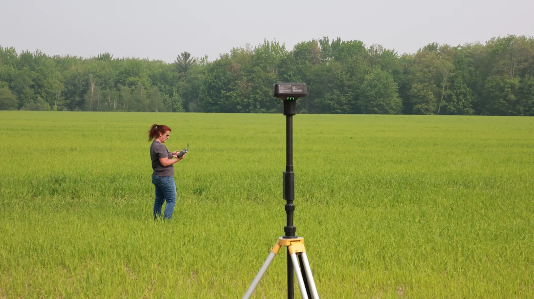 Véronique Jacques pilote un drone d'épandage.